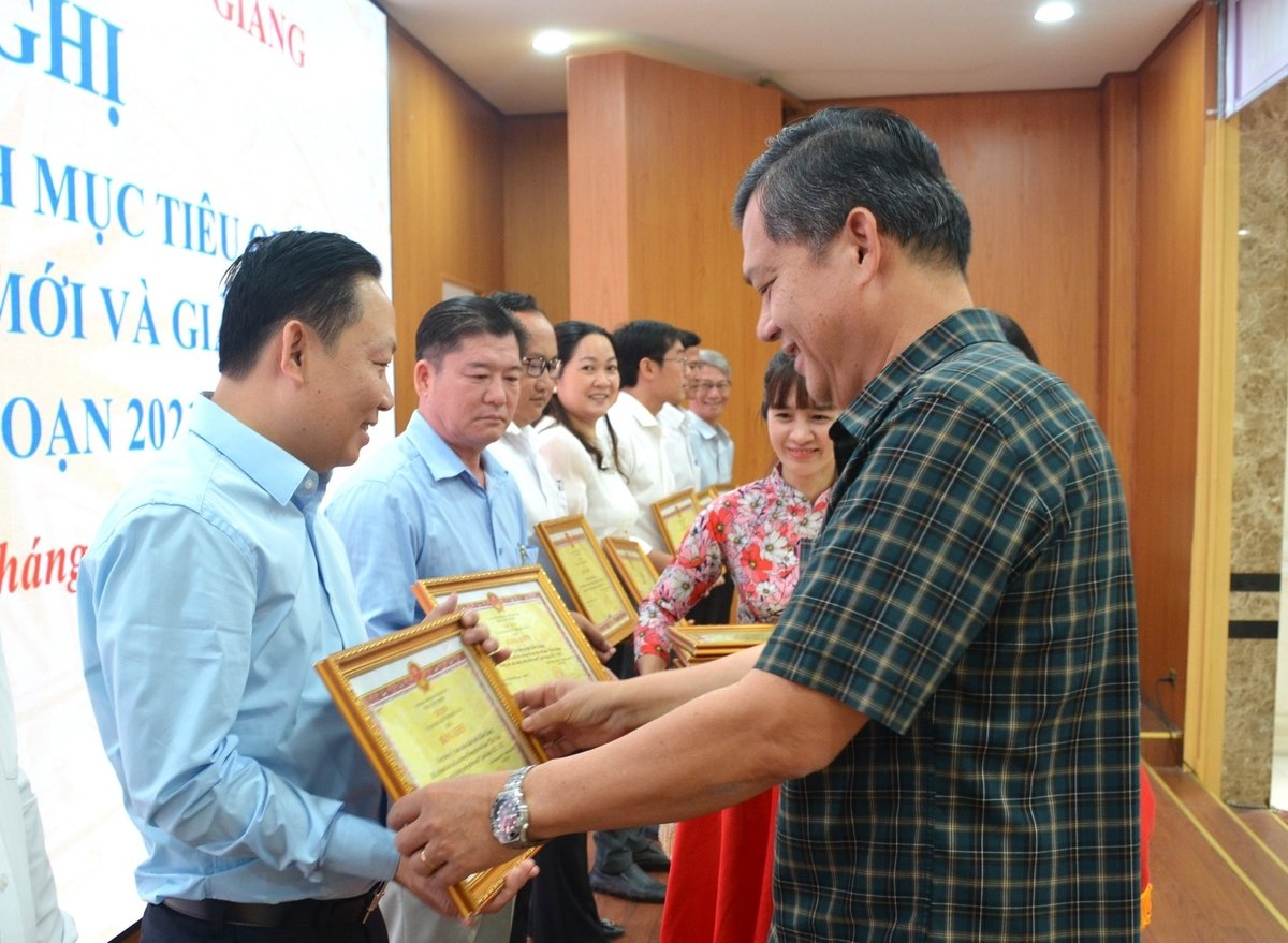 Phó Chủ tịch UBND tỉnh Kiên Giang Giang Thanh Khoa tặng bằng khen của Chủ tịch UBND tỉnh cho các cá nhân và tập thể đạt thành tích xuất sắc trong phong trào thi đua Kiên Giang chung sức xây dựng nông thôn mới giai đoạn 2021-2025. Ảnh: Trung Chánh. Phó Chủ tịch UBND tỉnh Kiên Giang Giang Thanh Khoa tặng bằng khen của Chủ tịch UBND tỉnh cho các cá nhân và tập thể đạt thành tích xuất sắc trong phong trào thi đua Kiên Giang chung sức xây dựng nông thôn mới giai đoạn 2021-2025. Ảnh: Trung Chánh.