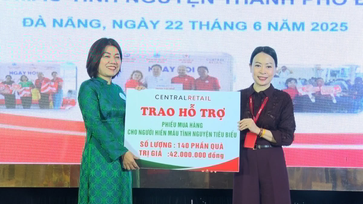 Đại diện Central Retail Việt Nam trao hỗ trợ 140 phần quà trị giá 42 triệu đồng cho người hiến máu tiêu biểu tại Lễ tôn vinh - Khen thưởng phong trào hiến máu tình nguyện TP Đà Nẵng năm 2024. Ảnh: Phạm Huy. Đại diện Central Retail Việt Nam trao hỗ trợ 140 phần quà trị giá 42 triệu đồng cho người hiến máu tiêu biểu tại Lễ tôn vinh - Khen thưởng phong trào hiến máu tình nguyện TP Đà Nẵng năm 2024. Ảnh: Phạm Huy.