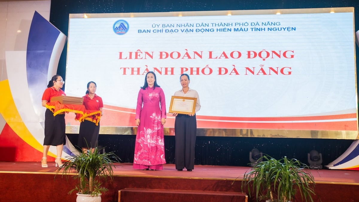 Đại diện Liên đoàn Lao động thành phố Đà Nẵng nhận Bằng khen tại lễ tôn vinh vì có thành tích xuất sắc trong công tác tuyên truyền, vận động hiến máu tình nguyện năm 2024. Ảnh: Phạm Huy. Đại diện Liên đoàn Lao động thành phố Đà Nẵng nhận Bằng khen tại lễ tôn vinh vì có thành tích xuất sắc trong công tác tuyên truyền, vận động hiến máu tình nguyện năm 2024. Ảnh: Phạm Huy.
