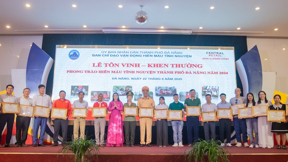 Phó Chủ tịch UBND thành phố Đà Nẵng Nguyễn Thị Anh Thi trao Bằng khen cho các cá nhân, tập thể tiêu biểu trong phong trào hiến máu tình nguyện năm 2024. Ảnh: Phạm Huy. Phó Chủ tịch UBND thành phố Đà Nẵng Nguyễn Thị Anh Thi trao Bằng khen cho các cá nhân, tập thể tiêu biểu trong phong trào hiến máu tình nguyện năm 2024. Ảnh: Phạm Huy.