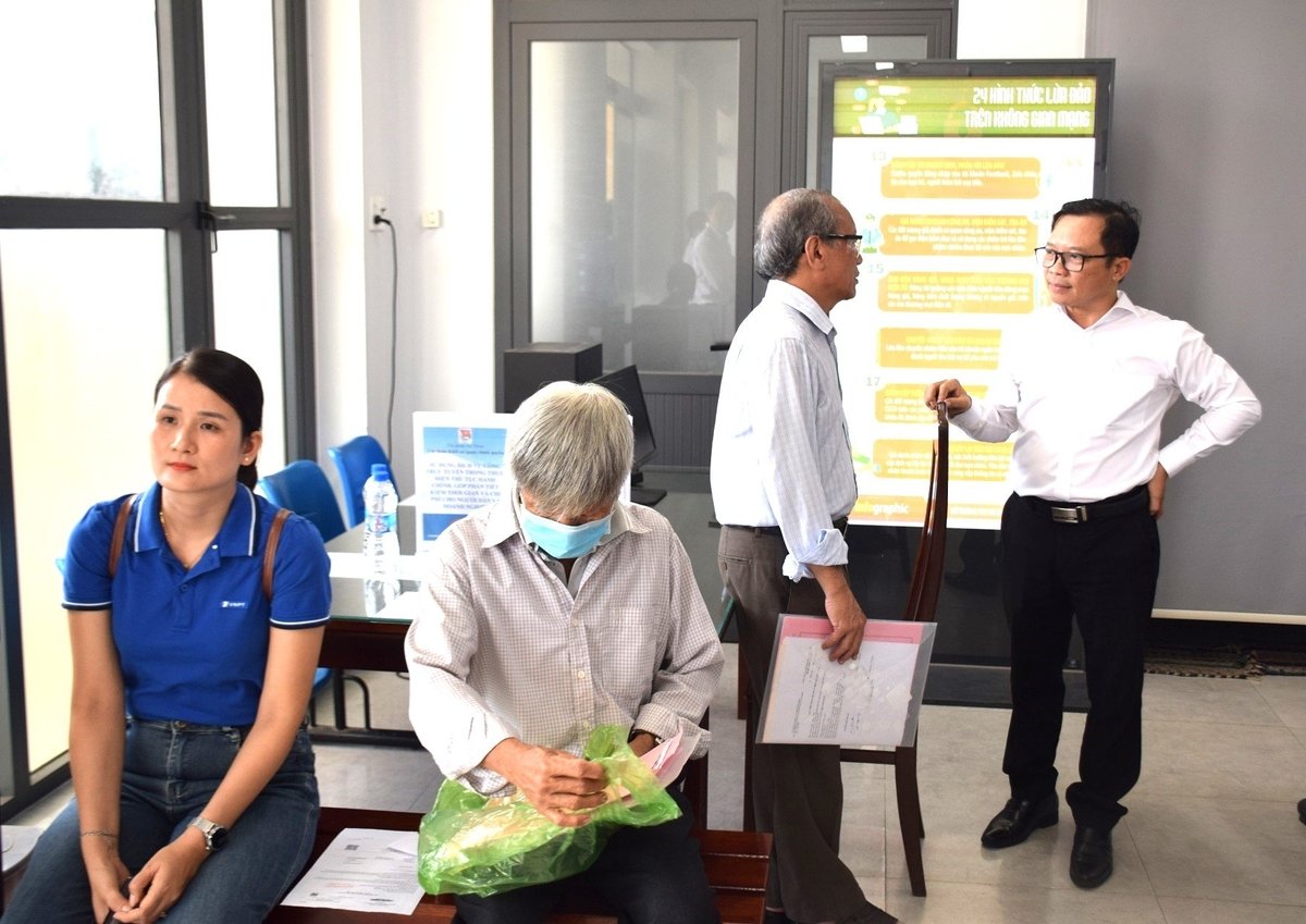 Lãnh đạo phường Bình Định mới (người đứng bìa phải) hướng dẫn người dân đến làm thủ tục hành chính theo mô hình chính quyền địa phương 2 cấp. Ảnh: V.Đ.T.