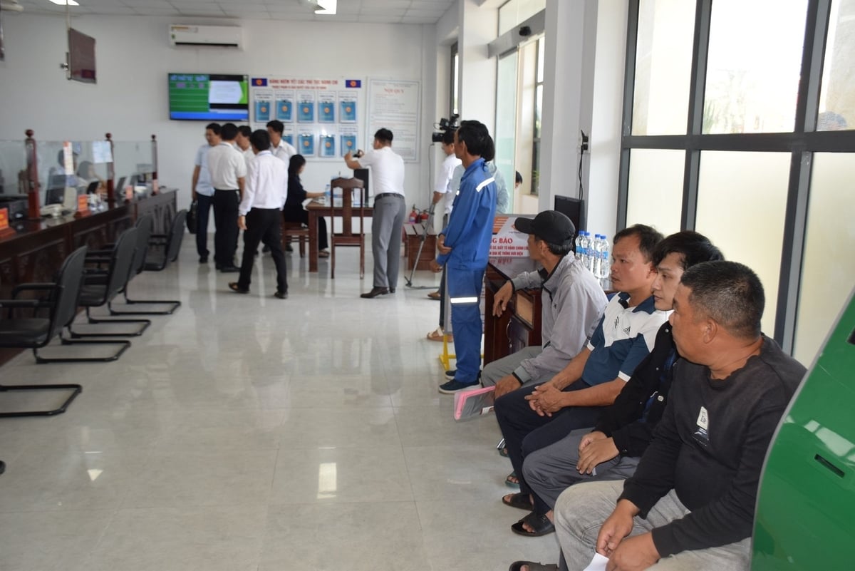 Người dân tập trung đến Trung tâm Phục vụ hành chính công phường Bình Định mới làm thủ tục hành chính. Ảnh: V.Đ.T.