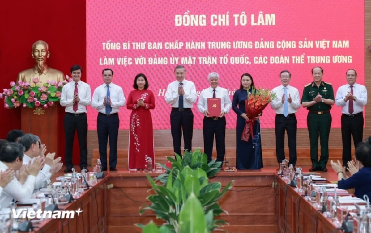 Tổng Bí thư Tô Lâm trao Quyết định số 304-QĐ/TW về chức năng, nhiệm vụ, tổ chức bộ máy Cơ quan Ủy ban Trung ương Mặt trận Tổ quốc Việt Nam. Ảnh: TTXVN. Tổng Bí thư Tô Lâm trao Quyết định số 304-QĐ/TW về chức năng, nhiệm vụ, tổ chức bộ máy Cơ quan Ủy ban Trung ương Mặt trận Tổ quốc Việt Nam. Ảnh: TTXVN.