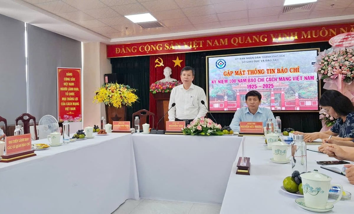 Giám đốc Sở Giáo dục và Đào tạo TP Huế - Nguyễn Tân thông tin về kỳ thi tốt nghiệp THPT năm 2025. Ảnh: V.D Giám đốc Sở Giáo dục và Đào tạo TP Huế - Nguyễn Tân thông tin về kỳ thi tốt nghiệp THPT năm 2025. Ảnh: V.D