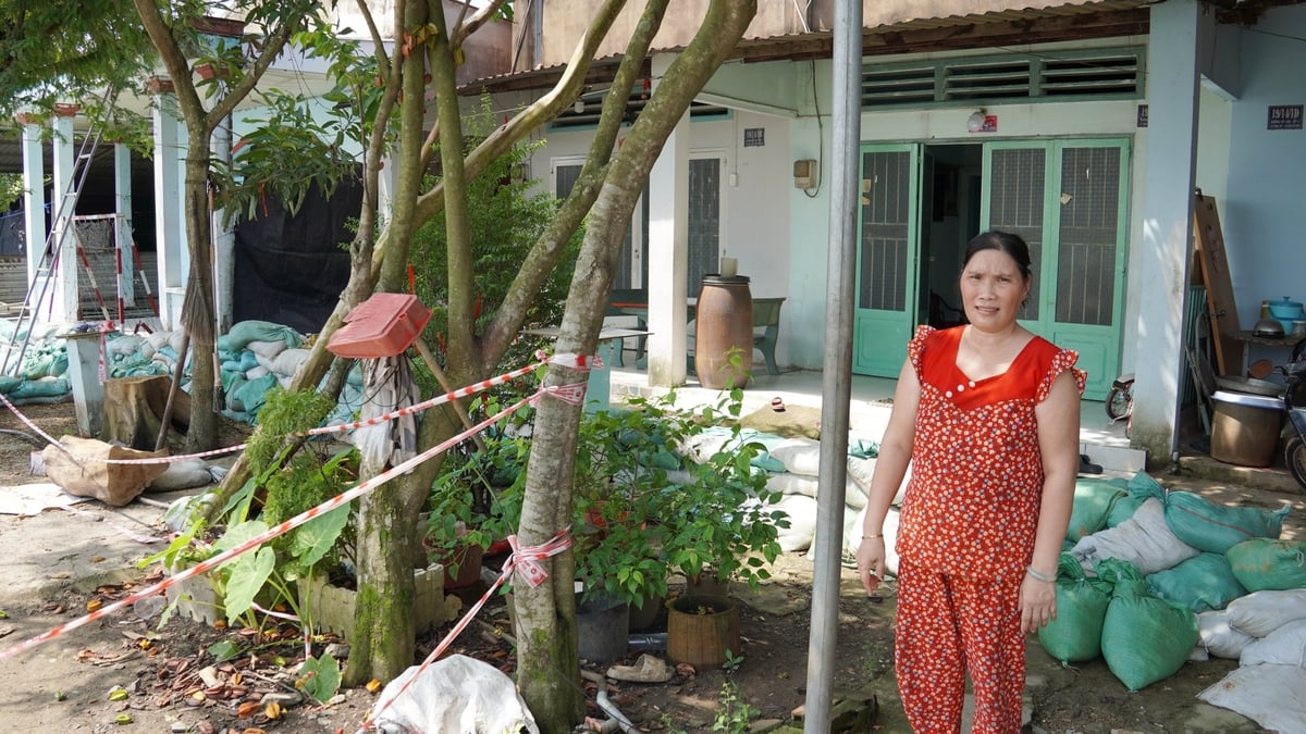 Bà Thắm và các hộ dân trong khu vực bị ảnh hưởng được di dời ra vùng an toàn và được UBND xã Bình Mỹ hỗ trợ tiền thuê trọ, nhu yếu phẩm. Ảnh: Lê Bình. Bà Thắm và các hộ dân trong khu vực bị ảnh hưởng được di dời ra vùng an toàn và được UBND xã Bình Mỹ hỗ trợ tiền thuê trọ, nhu yếu phẩm. Ảnh: Lê Bình.