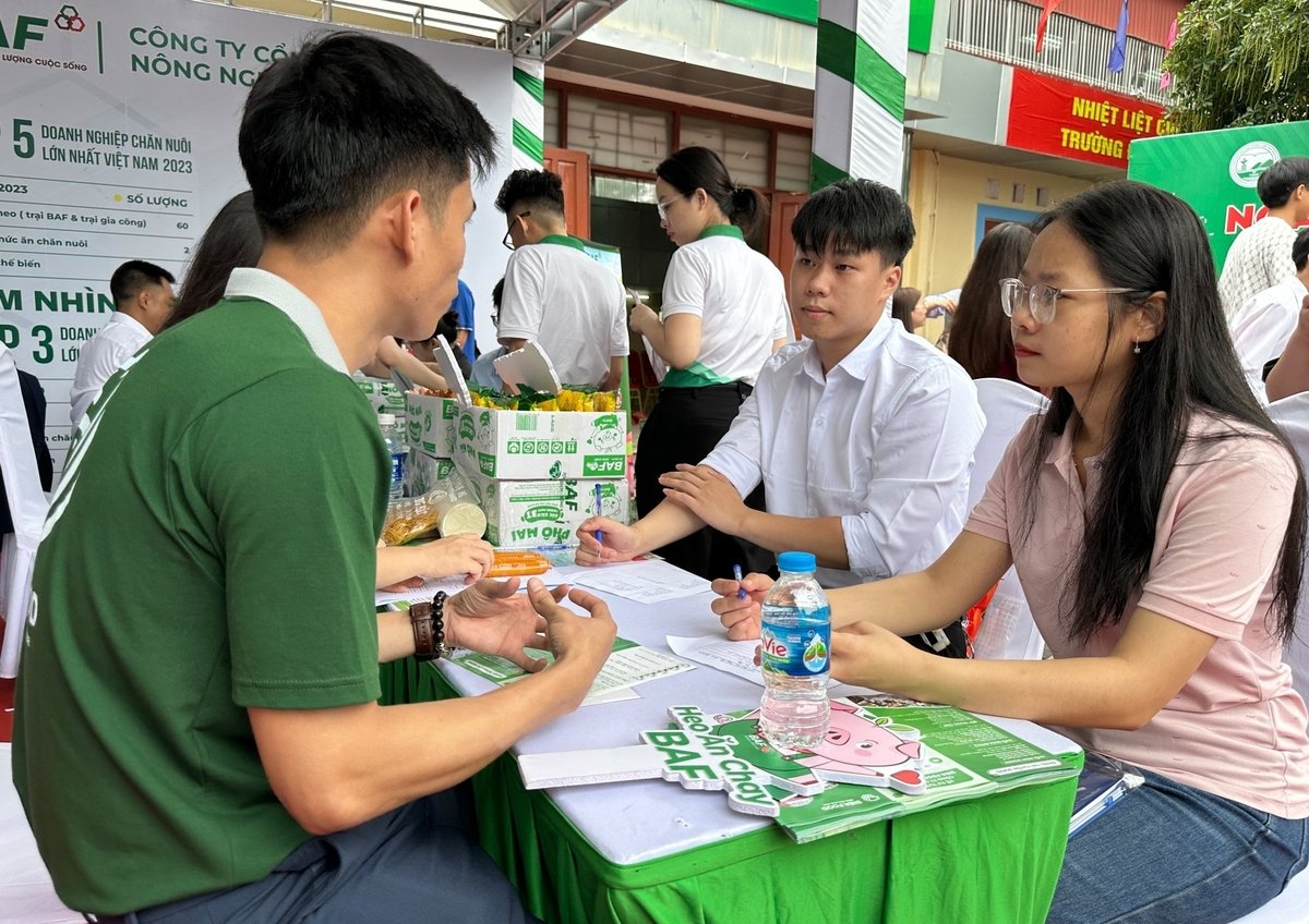 Bạn Lưu Thị Nga (ngoài cùng bên phải) lắng nghe tư vấn viên tuyển dụng tại ngày hội việc làm. Ảnh: Quang Linh. Bạn Lưu Thị Nga (ngoài cùng bên phải) lắng nghe tư vấn viên tuyển dụng tại ngày hội việc làm. Ảnh: Quang Linh.