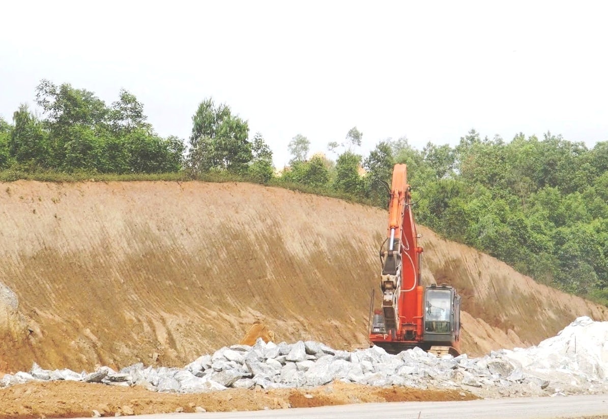 Thời gian qua, nhiều nhà thầu thi công tại Đà Nẵng gặp khó khăn do thiếu nguồn đất san lấp, khiến chi phí đội lên, tiến độ các công trình trọng điểm bị chậm trễ. Ảnh: Lan Anh Thời gian qua, nhiều nhà thầu thi công tại Đà Nẵng gặp khó khăn do thiếu nguồn đất san lấp, khiến chi phí đội lên, tiến độ các công trình trọng điểm bị chậm trễ. Ảnh: Lan Anh