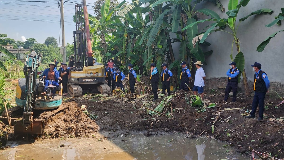 Nhóm vệ sĩ của Công ty TNHH Dịch vụ Bảo vệ Chuyên nghiệp Hoàng Anh Đạt đã xâm nhập vào khu đất chưa nhận đền bù GPMB của nhà ông Đỗ Năng Thắng, trước sự chứng kiến của gần chục người dân. Ngang nhiên ngăn cản người dân tiếp cận khu vực thi công để hủy hoại hiện trường vụ việc. Ảnh: ĐH. Nhóm vệ sĩ của Công ty TNHH Dịch vụ Bảo vệ Chuyên nghiệp Hoàng Anh Đạt đã xâm nhập vào khu đất chưa nhận đền bù GPMB của nhà ông Đỗ Năng Thắng, trước sự chứng kiến của gần chục người dân. Ngang nhiên ngăn cản người dân tiếp cận khu vực thi công để hủy hoại hiện trường vụ việc. Ảnh: ĐH.