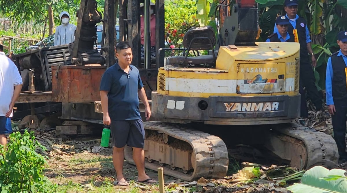 Thanh niên này đến chỉ huy thi công. Ảnh: ĐH. Thanh niên này đến chỉ huy thi công. Ảnh: ĐH.