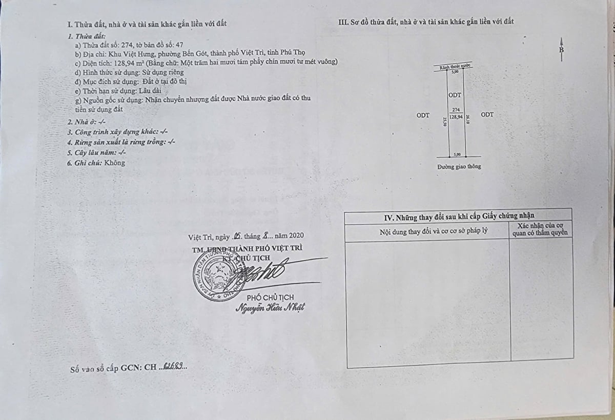 Giấy chứng nhận QSDĐ, số 02689, cấp ngày 05/08/2020, do ông Nguyễn Hữu Nhật, Phó Chủ tịch UBND TP Việt Trì ký cấp khi đất vẫn đang trong diện bị khiếu kiện kéo dài. Giấy chứng nhận QSDĐ, số 02689, cấp ngày 05/08/2020, do ông Nguyễn Hữu Nhật, Phó Chủ tịch UBND TP Việt Trì ký cấp khi đất vẫn đang trong diện bị khiếu kiện kéo dài.