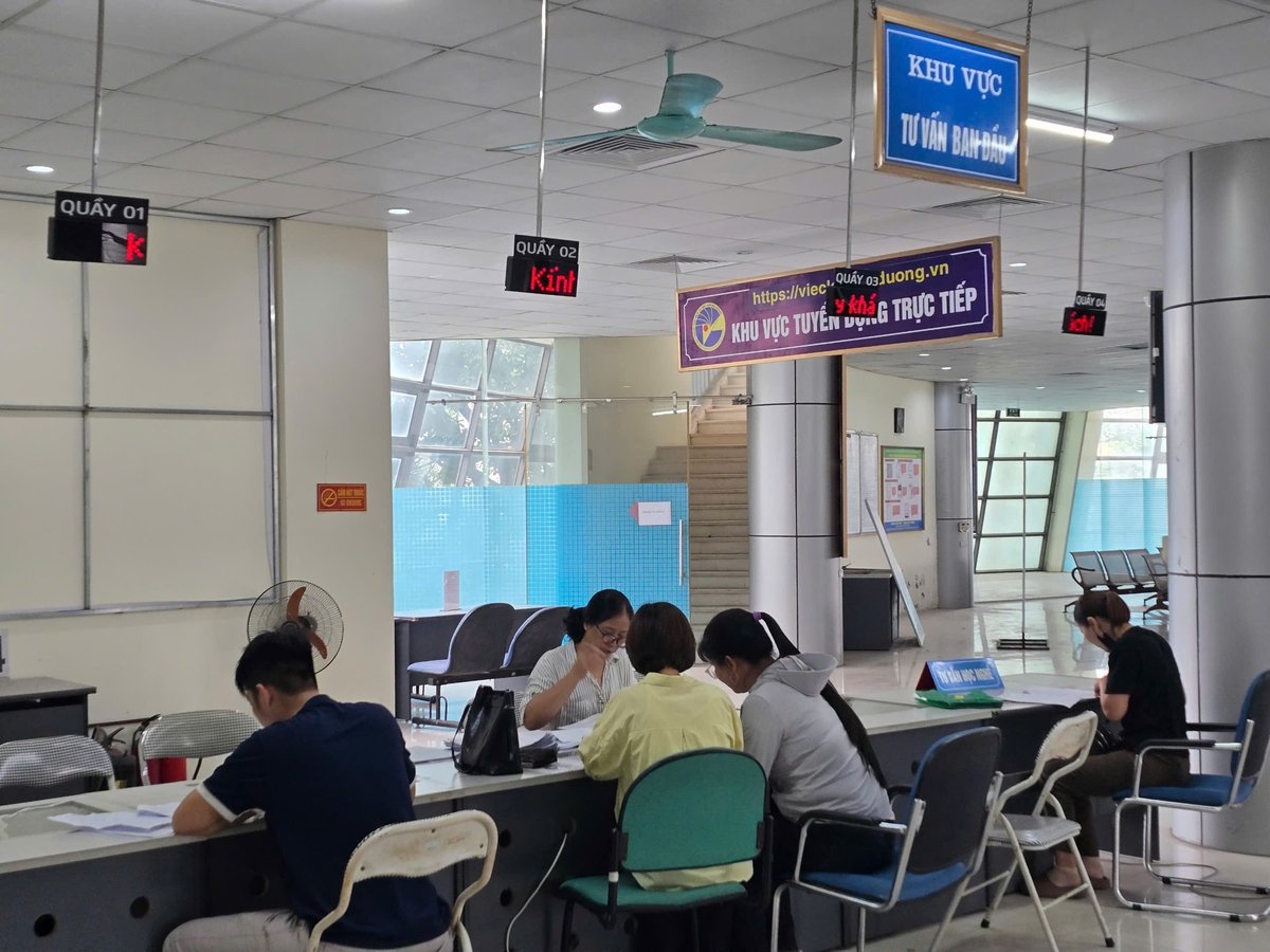 Chính sách an sinh - khi được vận hành bằng sự tận tâm - đã thực sự trở thành bệ đỡ cho người lao động. Ảnh: Linh Linh. Chính sách an sinh - khi được vận hành bằng sự tận tâm - đã thực sự trở thành bệ đỡ cho người lao động. Ảnh: Linh Linh.