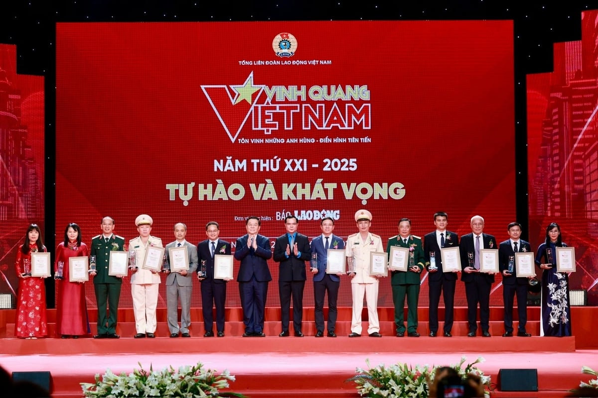 13 tập thể nhận biểu trưng Vinh quang Việt Nam 2025. Ảnh: Agribank. 13 tập thể nhận biểu trưng Vinh quang Việt Nam 2025. Ảnh: Agribank.