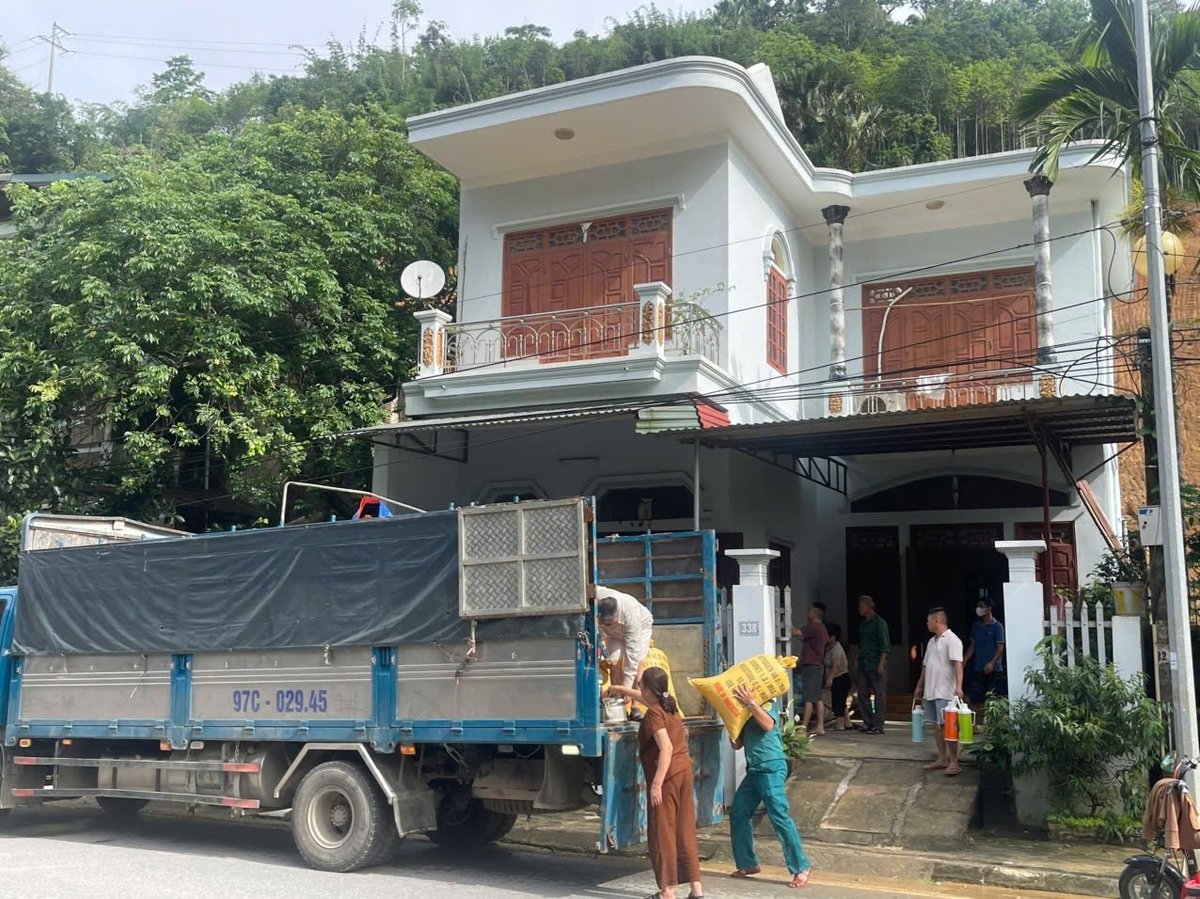 Lực lượng chức năng hỗ trợ các hộ dân ở tổ 16, phường Sông Cầu, thành phố Bắc Kạn di dời đến nơi ở tạm. Ảnh: Sơn Lâm. Lực lượng chức năng hỗ trợ các hộ dân ở tổ 16, phường Sông Cầu, thành phố Bắc Kạn di dời đến nơi ở tạm. Ảnh: Sơn Lâm.
