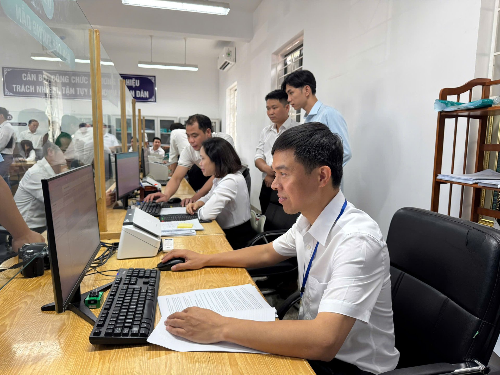 Trung tâm phục vụ hành chính công phường Tô Hiệu có 13 cán bộ chuyên trách thực hiện nhiệm vụ giải quyết TTHC trên các lĩnh vực. Ảnh: Nguyễn Nga.