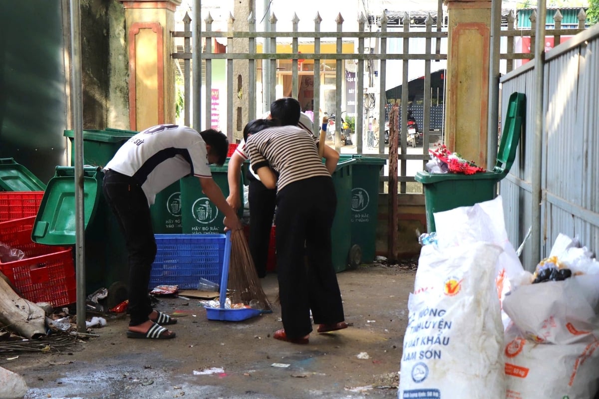 Những ngày cận thi, học sinh tình nguyện tham gia dọn dẹp, vệ sinh điểm thi, góp phần tạo không gian sạch sẽ, thân thiện cho các thí sinh. Ảnh: Mai Anh. Những ngày cận thi, học sinh tình nguyện tham gia dọn dẹp, vệ sinh điểm thi, góp phần tạo không gian sạch sẽ, thân thiện cho các thí sinh. Ảnh: Mai Anh.