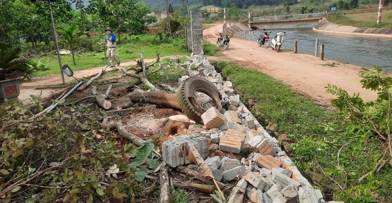 Ban Quản lý đầu tư và Xây dựng Thủy lợi 3 tháo dỡ các công trình xây dựng vi phạm hành lang bảo vệ kênh chính Cửa Đạt. Ảnh: Quốc Toản. Ban Quản lý đầu tư và Xây dựng Thủy lợi 3 tháo dỡ các công trình xây dựng vi phạm hành lang bảo vệ kênh chính Cửa Đạt. Ảnh: Quốc Toản.