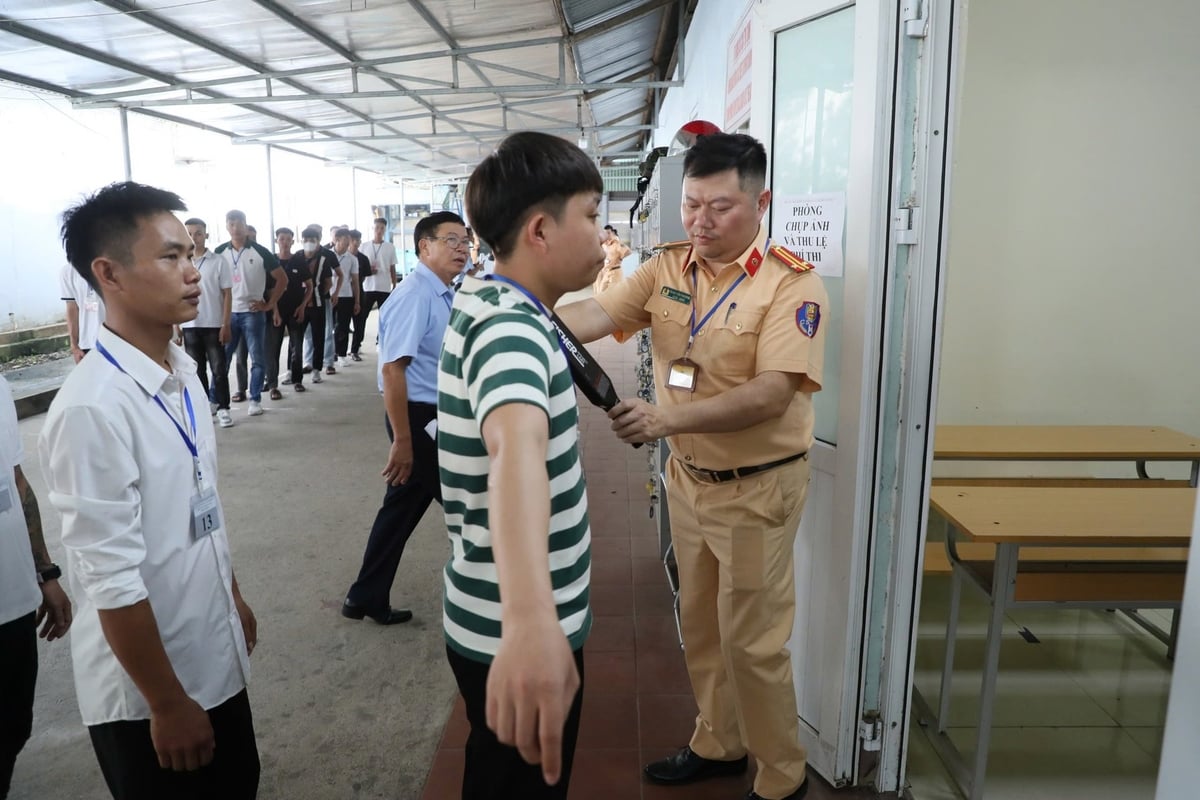 Cán bộ Đội sát hạch, cấp giấy phép lái xe cơ giới đường bộ kiểm tra thí sinh trước khi vào thi. Ảnh: Công an TP Hà Nội. Cán bộ Đội sát hạch, cấp giấy phép lái xe cơ giới đường bộ kiểm tra thí sinh trước khi vào thi. Ảnh: Công an TP Hà Nội.