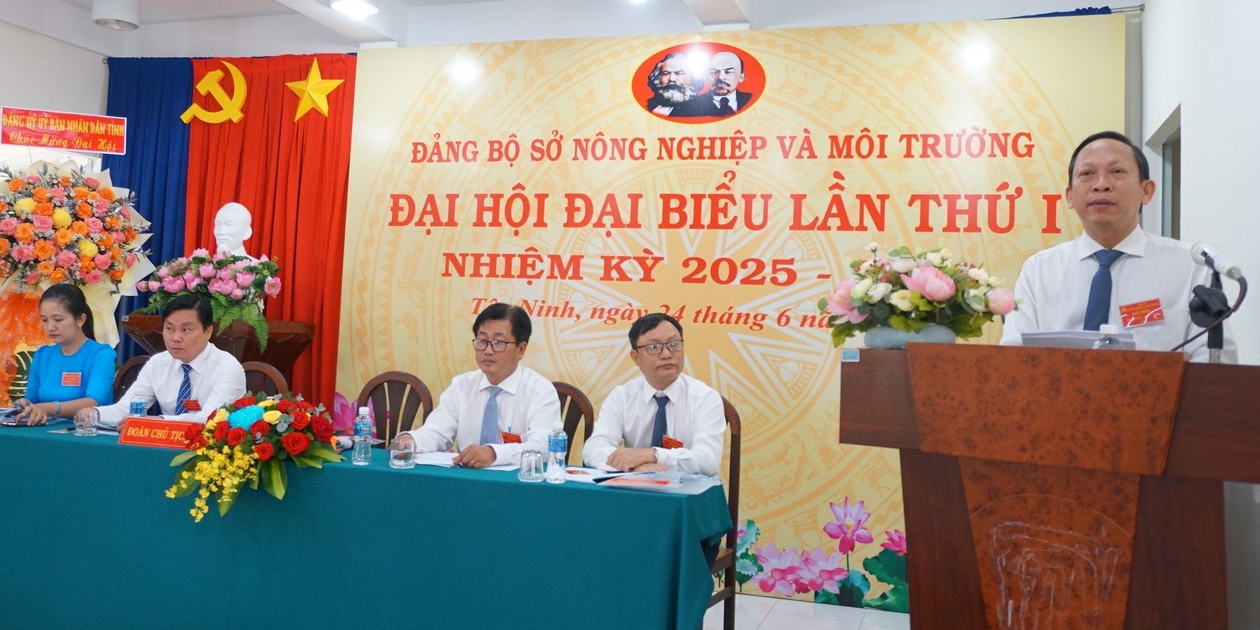 Ông Nguyễn Đình Xuân – Bí thư Đảng ủy - Giám đốc Sở Nông nghiệp và Môi trường tỉnh Tây Ninh phát biểu tại Đại hội. Ảnh: Trần Trung. Ông Nguyễn Đình Xuân – Bí thư Đảng ủy - Giám đốc Sở Nông nghiệp và Môi trường tỉnh Tây Ninh phát biểu tại Đại hội. Ảnh: Trần Trung.