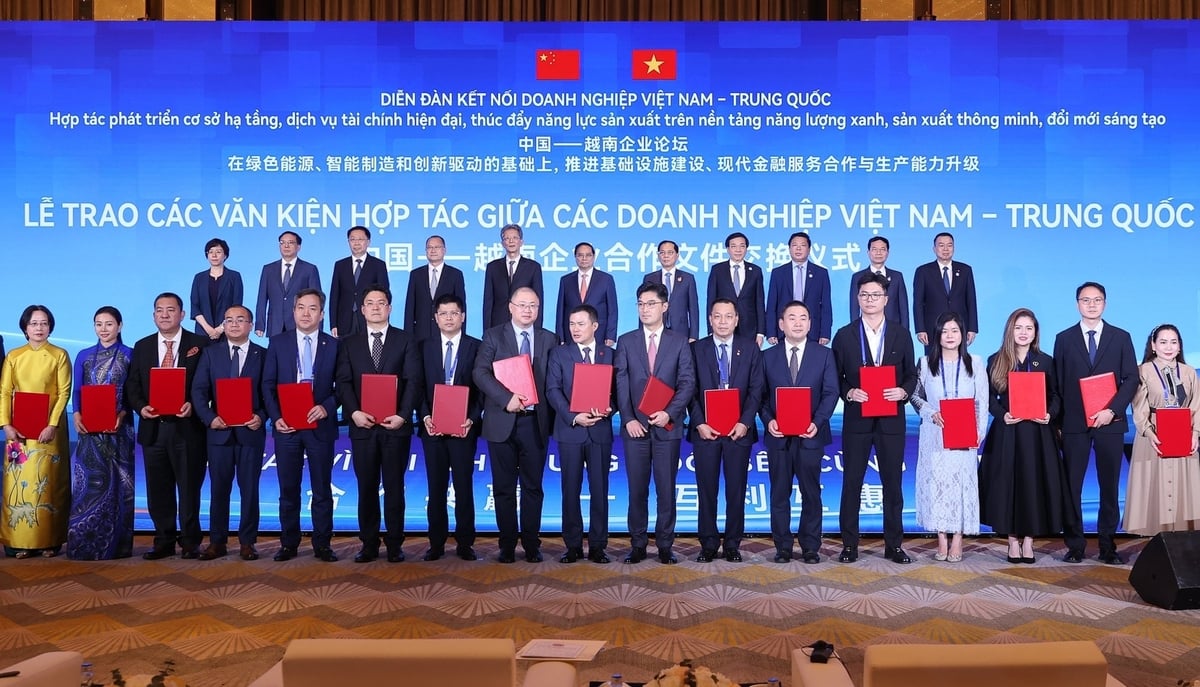 Thủ tướng và các đại biểu chứng kiến lễ trao 9 biên bản ghi nhớ hợp tác giữa các doanh nghiệp hai nước. Ảnh: VGP. Thủ tướng và các đại biểu chứng kiến lễ trao 9 biên bản ghi nhớ hợp tác giữa các doanh nghiệp hai nước. Ảnh: VGP.