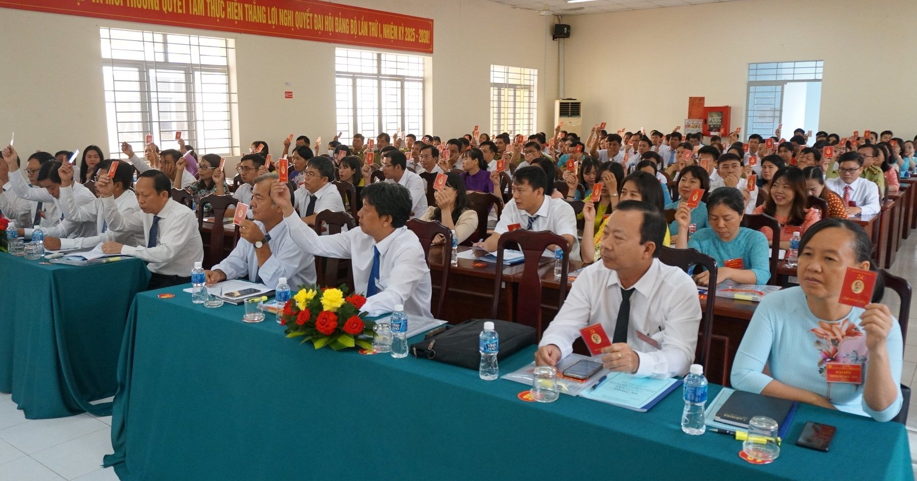 Các đại biểu thống nhất 100% nghị quyết. Ảnh: Trần Trung. Các đại biểu thống nhất 100% nghị quyết. Ảnh: Trần Trung.
