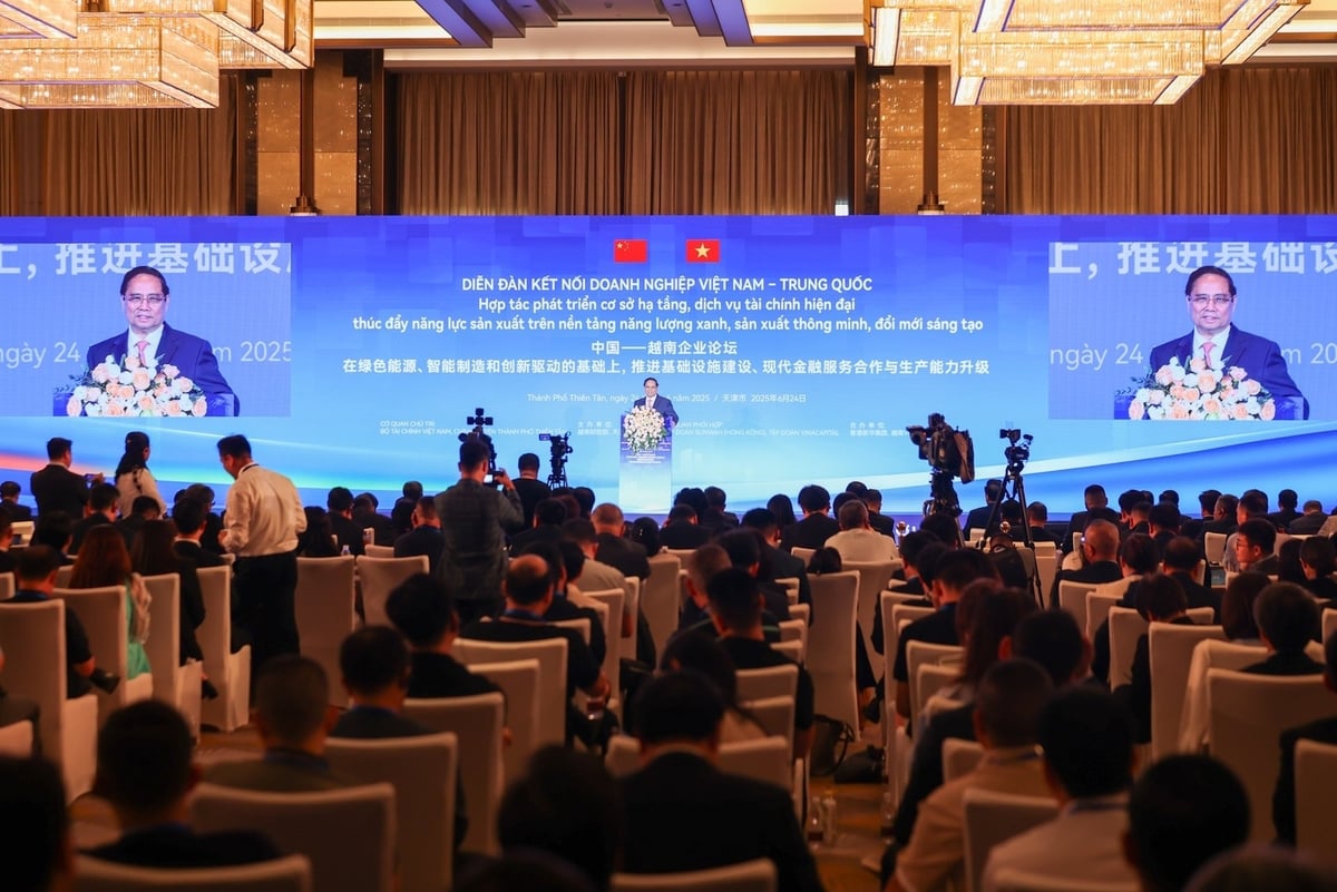 Thủ tướng mong các doanh nghiệp đẩy mạnh kết nối trên cơ sở, nền tảng quan hệ tốt đẹp giữa hai nước với tinh thần lợi ích hài hòa, rủi ro chia sẻ. Ảnh: VGP. Thủ tướng mong các doanh nghiệp đẩy mạnh kết nối trên cơ sở, nền tảng quan hệ tốt đẹp giữa hai nước với tinh thần lợi ích hài hòa, rủi ro chia sẻ. Ảnh: VGP.