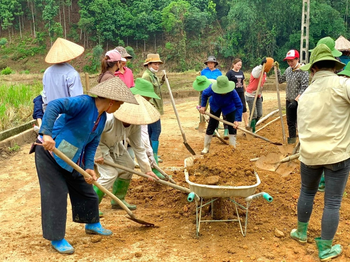 Người dân huyện Văn Yên chung sức mở rộng đường giao thông nông thôn. Ảnh: Thanh Tiến. Người dân huyện Văn Yên chung sức mở rộng đường giao thông nông thôn. Ảnh: Thanh Tiến.
