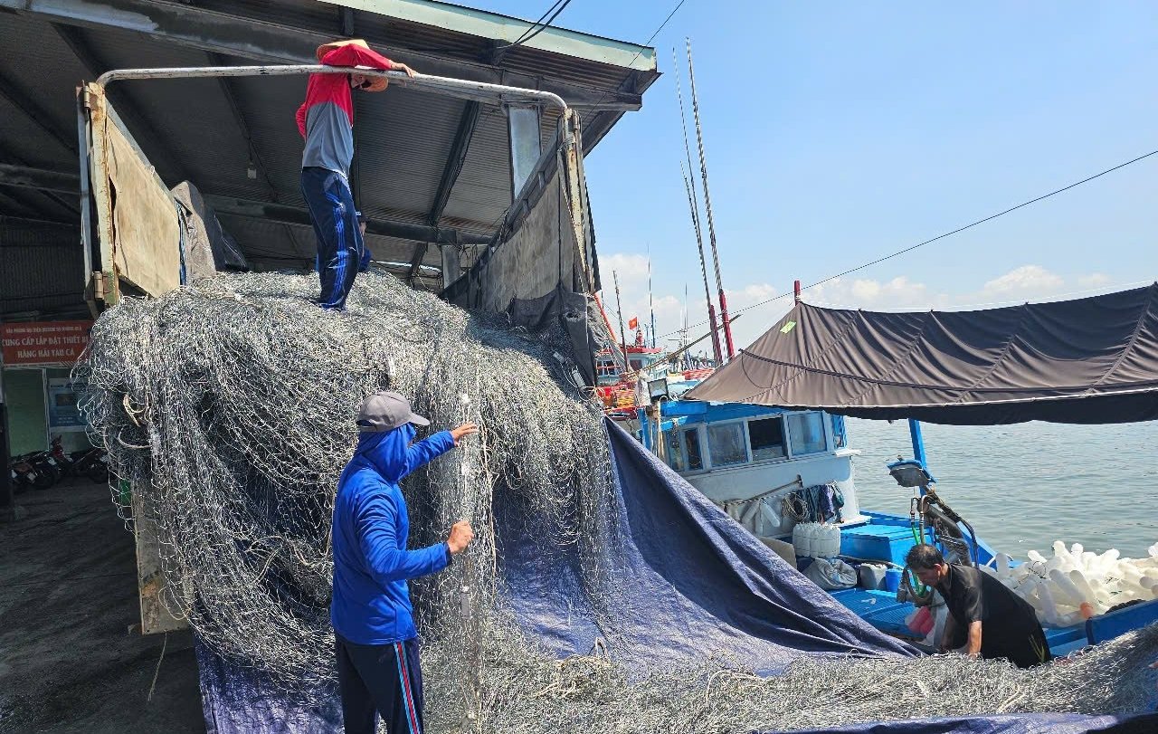 Ngư dân chuẩn bị ngư lưới cụ để bám biển. Ảnh: KS. Ngư dân chuẩn bị ngư lưới cụ để bám biển. Ảnh: KS.