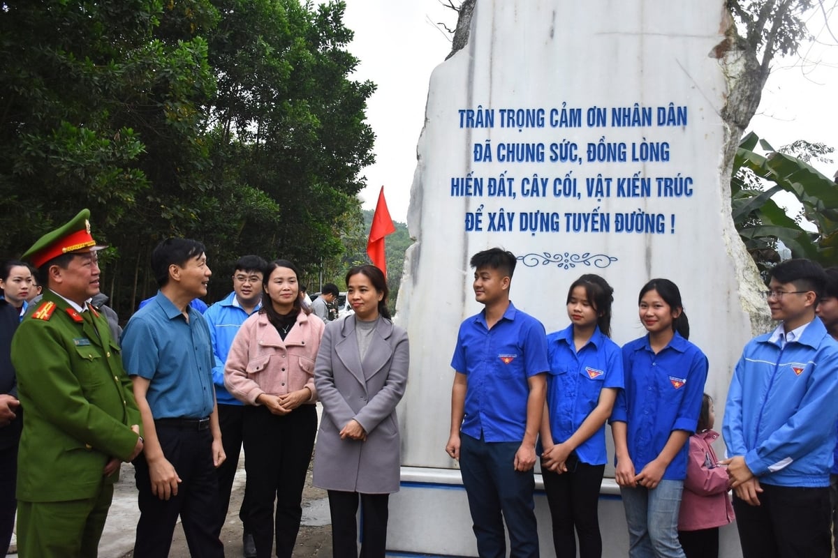 Huyện Lục Yên dựng bia tri ân nhân dân góp sức, hiến đất làm đường. Ảnh: Thanh Tiến. Huyện Lục Yên dựng bia tri ân nhân dân góp sức, hiến đất làm đường. Ảnh: Thanh Tiến.