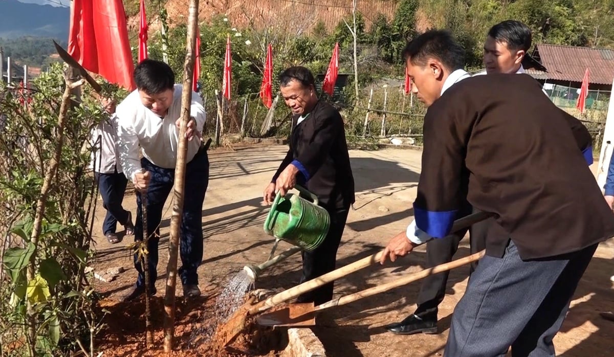 Người dân Nậm Khắt trồng cây xanh tạo cảnh quan. Ảnh: Thanh Tiến. Người dân Nậm Khắt trồng cây xanh tạo cảnh quan. Ảnh: Thanh Tiến.