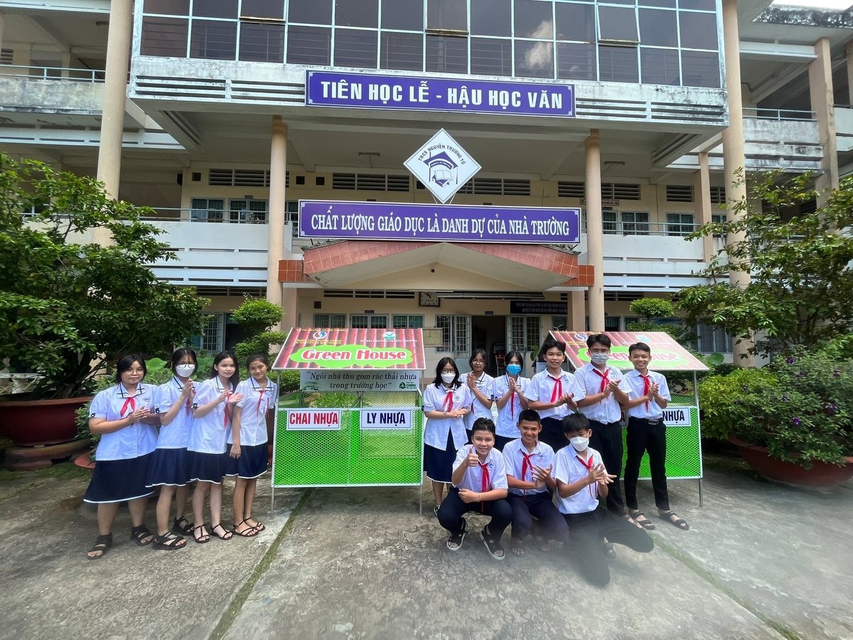 Hiện nay, hầu hết các trường học trên địa bàn tỉnh Vĩnh Long đã xây dựng được mô hình ngôi nhà tái chế rác thải nhựa, góp phần hưởng ứng phong trào 'Chống rác thải nhựa'. Ảnh: Lê Hùng. Hiện nay, hầu hết các trường học trên địa bàn tỉnh Vĩnh Long đã xây dựng được mô hình ngôi nhà tái chế rác thải nhựa, góp phần hưởng ứng phong trào 'Chống rác thải nhựa'. Ảnh: Lê Hùng.