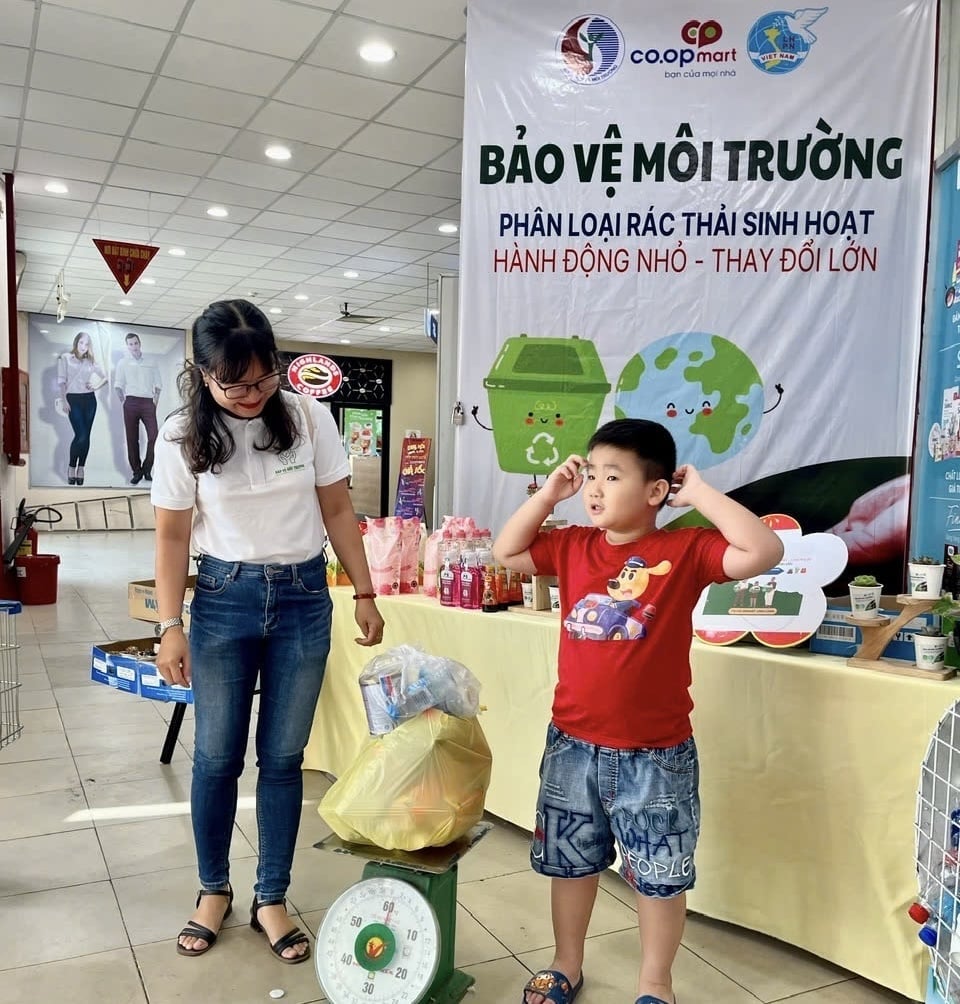 Trong thời gian qua, Chi cục Môi trường - Kiểm lâm đã tích cực phối hợp với các siêu thị, chợ,... trên địa bàn tỉnh tổ chức chương trình đổi rác thải nhựa lấy nhu yếu phẩm. Ảnh: Lê Hùng. Trong thời gian qua, Chi cục Môi trường - Kiểm lâm đã tích cực phối hợp với các siêu thị, chợ,... trên địa bàn tỉnh tổ chức chương trình đổi rác thải nhựa lấy nhu yếu phẩm. Ảnh: Lê Hùng.