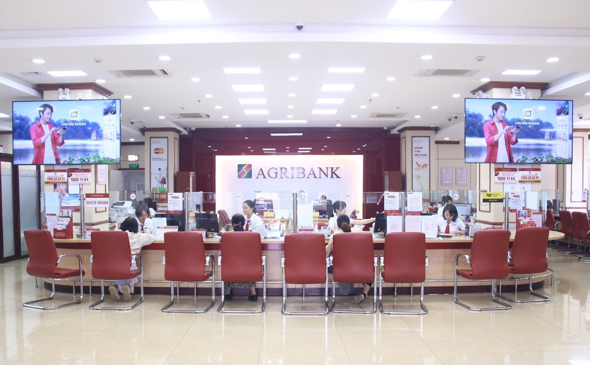 Khách hàng đến giao dịch tại Agribank Chi nhánh tỉnh Đắk Lắk. Ảnh: Tuấn Trần. Khách hàng đến giao dịch tại Agribank Chi nhánh tỉnh Đắk Lắk. Ảnh: Tuấn Trần.