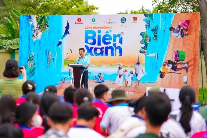Tại đầu cầu ở huyện Cần Giờ, TP.HCM, ông Vũ Minh Lý - Phó Giám đốc Trung tâm Truyền thông Tài nguyên và Môi trường thuộc Bộ Nông nghiệp và Môi trường, bày tỏ sự phấn khởi khi tham gia Lễ phát động tại huyện Cần Giờ, thành phố Hồ Chí Minh. Ông nhấn mạnh ý nghĩa thiết thực của chiến dịch trong việc lan tỏa thông điệp bảo vệ môi trường biển và kêu gọi sự tham gia rộng rãi của cộng đồng, đặc biệt tại các khu vực ven biển trọng yếu như Cần Giờ. Tại đầu cầu ở huyện Cần Giờ, TP.HCM, ông Vũ Minh Lý - Phó Giám đốc Trung tâm Truyền thông Tài nguyên và Môi trường thuộc Bộ Nông nghiệp và Môi trường, bày tỏ sự phấn khởi khi tham gia Lễ phát động tại huyện Cần Giờ, thành phố Hồ Chí Minh. Ông nhấn mạnh ý nghĩa thiết thực của chiến dịch trong việc lan tỏa thông điệp bảo vệ môi trường biển và kêu gọi sự tham gia rộng rãi của cộng đồng, đặc biệt tại các khu vực ven biển trọng yếu như Cần Giờ.