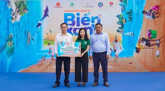 Dịp này, Quỹ vì tương lai xanh trao tặng 410 thùng rác cho xã đảo Thạnh An để thực hiện mô hình 'Đưa rác thải sinh hoạt, rác thải nhựa của ngư dân trên biển vào bờ', góp phần nâng cao ý thức và trách nhiệm của ngư dân trong việc quản lý và xử lý rác thải trên biển, bảo vệ nguồn lợi thủy sản và môi trường biển xanh – sạch – đẹp. Dịp này, Quỹ vì tương lai xanh trao tặng 410 thùng rác cho xã đảo Thạnh An để thực hiện mô hình 'Đưa rác thải sinh hoạt, rác thải nhựa của ngư dân trên biển vào bờ', góp phần nâng cao ý thức và trách nhiệm của ngư dân trong việc quản lý và xử lý rác thải trên biển, bảo vệ nguồn lợi thủy sản và môi trường biển xanh – sạch – đẹp.