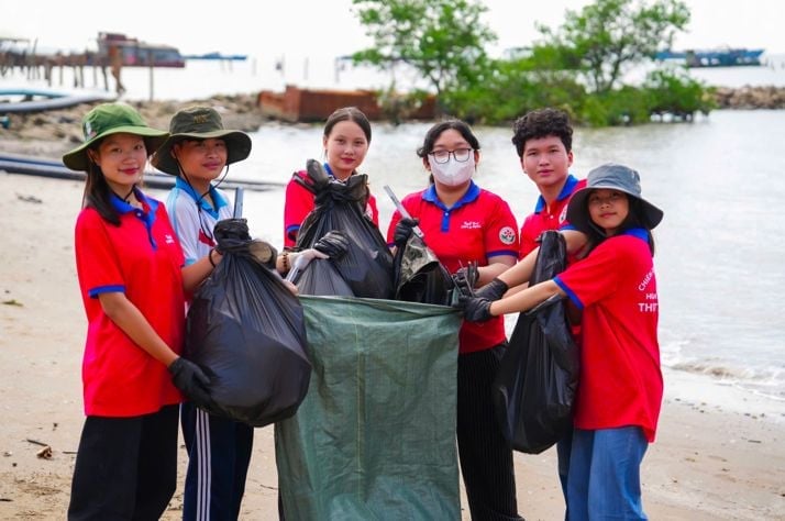 Các tình nguyện viên hăng say hành động bảo vệ sự xanh - sạch - đẹp cho bờ biển Cần Giờ. Các tình nguyện viên hăng say hành động bảo vệ sự xanh - sạch - đẹp cho bờ biển Cần Giờ.