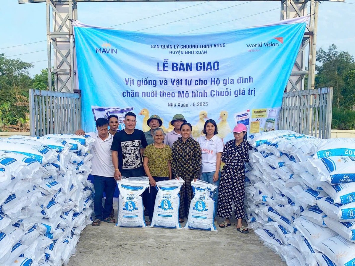 Bàn giao cám và vật tư chăn nuôi cho các hộ tham gia chương trình tại huyện Như Xuân, tỉnh Thanh Hóa. Ảnh: Mavin.