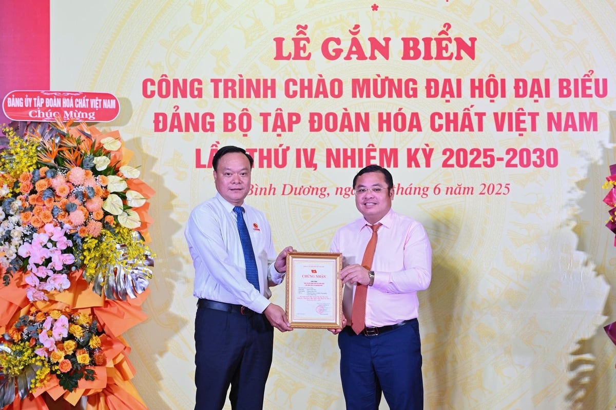Bí thư Đảng ủy Tập đoàn Hóa chất Việt Nam trao quyết định cho Bí thư Đảng ủy Công ty CP Casumina. Ảnh: Vinachem. Bí thư Đảng ủy Tập đoàn Hóa chất Việt Nam trao quyết định cho Bí thư Đảng ủy Công ty CP Casumina. Ảnh: Vinachem.