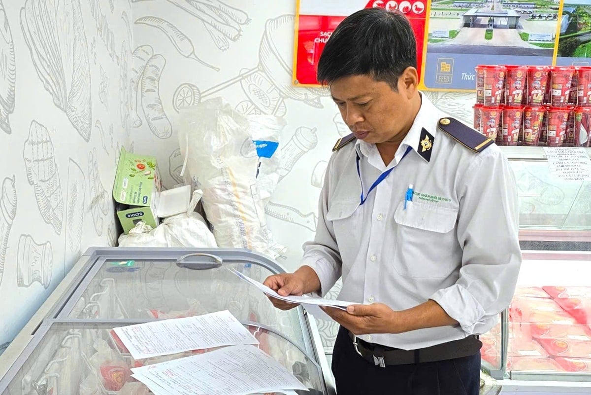 Chi cục Chăn nuôi và Thú y TP Cần Thơ kiểm tra việc chấp hành pháp luật của các cơ sở kinh doanh sản phẩm thịt động vật trên địa bàn. Ảnh: Kim Anh.