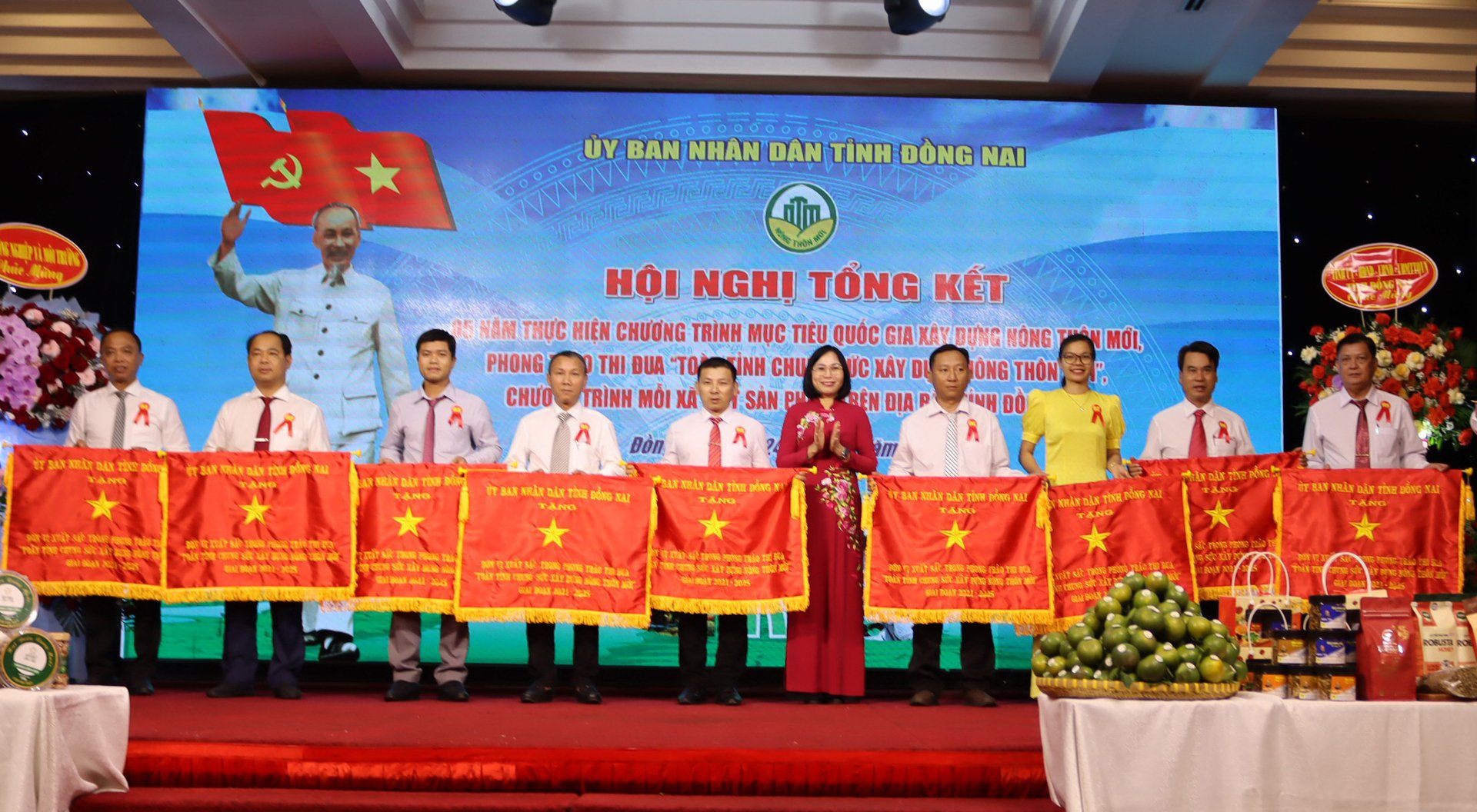 Lãnh đạo UBND tỉnh Đồng Nai và Sở NN&MT trao Bằng Công nhận của Thủ tướng Chính phủ cho huyện Vĩnh Cửu đạt chuẩn nông thôn mới nâng cao năm 2024. Ảnh: Tường Tú.