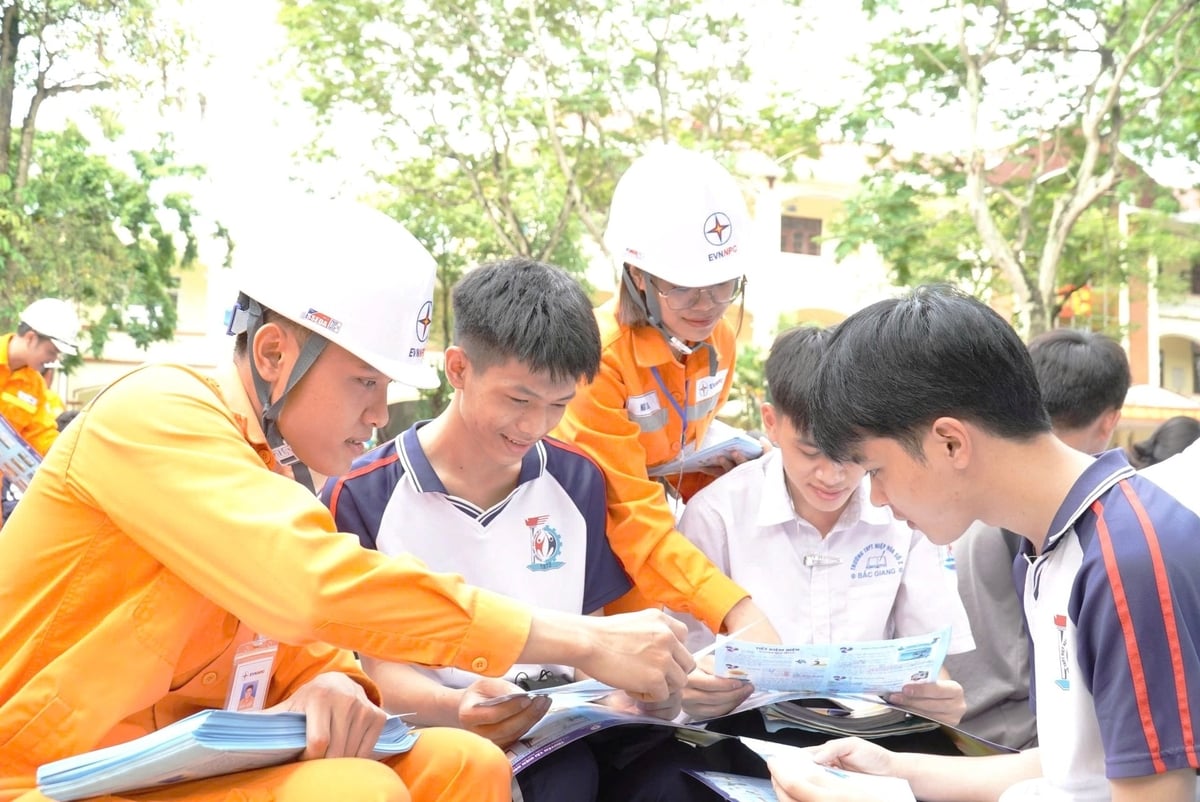 Công nhân Điện lực tuyên truyền tiết kiệm điện tại trường học. Ảnh: PC Bắc Giang.