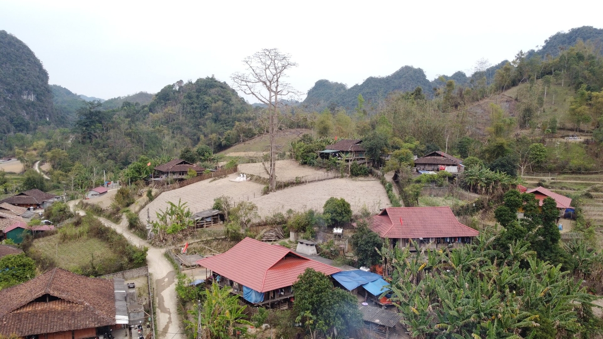 Xây dựng nông thôn mới dựa vào nội lực của người dân kết hợp với nguồn lực hỗ trợ giúp nhiều bản làng khang trang. Ảnh: Ngọc Tú. Xây dựng nông thôn mới dựa vào nội lực của người dân kết hợp với nguồn lực hỗ trợ giúp nhiều bản làng khang trang. Ảnh: Ngọc Tú.