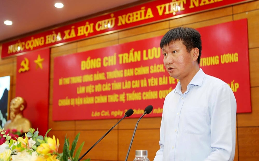 Bí thư Tỉnh ủy Yên Bái Trần Huy Tuấn báo cáo kết quả triển khai các bước chuẩn bị hệ thống chính quyền hai cấp. Ảnh: Thu Trang. Bí thư Tỉnh ủy Yên Bái Trần Huy Tuấn báo cáo kết quả triển khai các bước chuẩn bị hệ thống chính quyền hai cấp. Ảnh: Thu Trang.