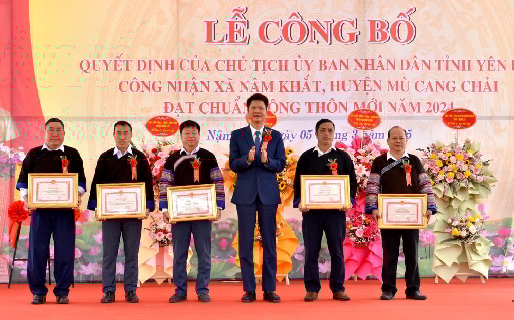 Nhiều tập thể, cá nhân được tặng bằng khen vì có thành tích xuất sắc trong xây dựng NTM. Ảnh: Thanh Tiến. Nhiều tập thể, cá nhân được tặng bằng khen vì có thành tích xuất sắc trong xây dựng NTM. Ảnh: Thanh Tiến.