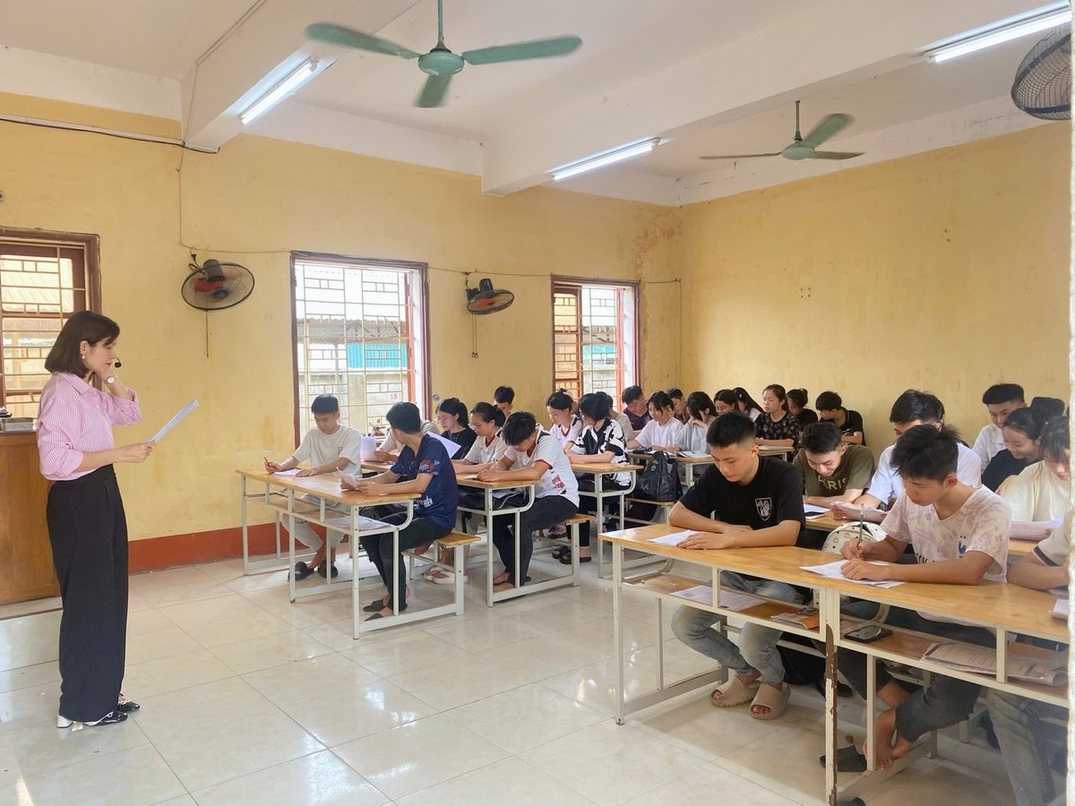 Giáo viên môn Lịch sử đang tận tình đồng hành cùng học sinh trong những buổi ôn luyện cuối trước kỳ thi. Ảnh: Mai Anh. Giáo viên môn Lịch sử đang tận tình đồng hành cùng học sinh trong những buổi ôn luyện cuối trước kỳ thi. Ảnh: Mai Anh.
