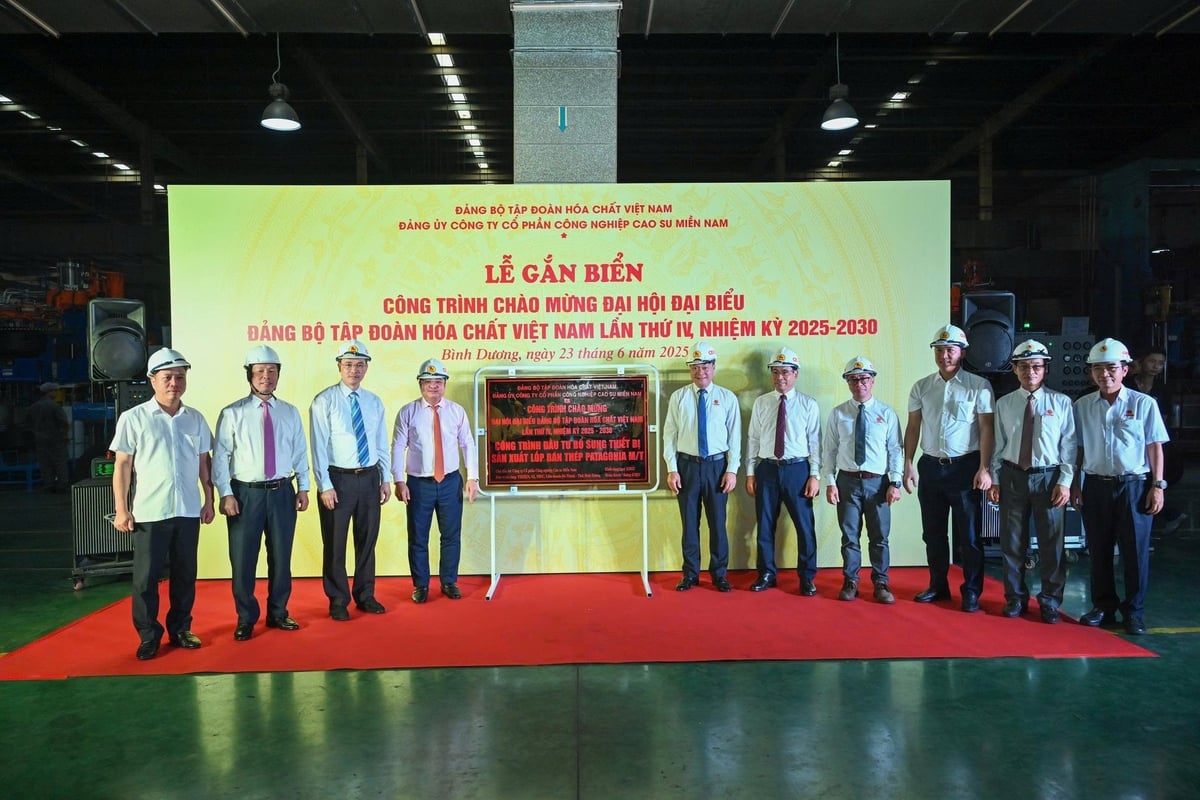 Lễ gắn biển công trình 'Đầu tư bổ sung thiết bị sản xuất lốp bán thép Patagonia M/T' chào mừng Đại hội đại biểu Đảng bộ Tập đoàn Hóa chất Việt Nam lần thứ IV, nhiệm kỳ 2025-2030. Ảnh: Vinachem. Lễ gắn biển công trình 'Đầu tư bổ sung thiết bị sản xuất lốp bán thép Patagonia M/T' chào mừng Đại hội đại biểu Đảng bộ Tập đoàn Hóa chất Việt Nam lần thứ IV, nhiệm kỳ 2025-2030. Ảnh: Vinachem.