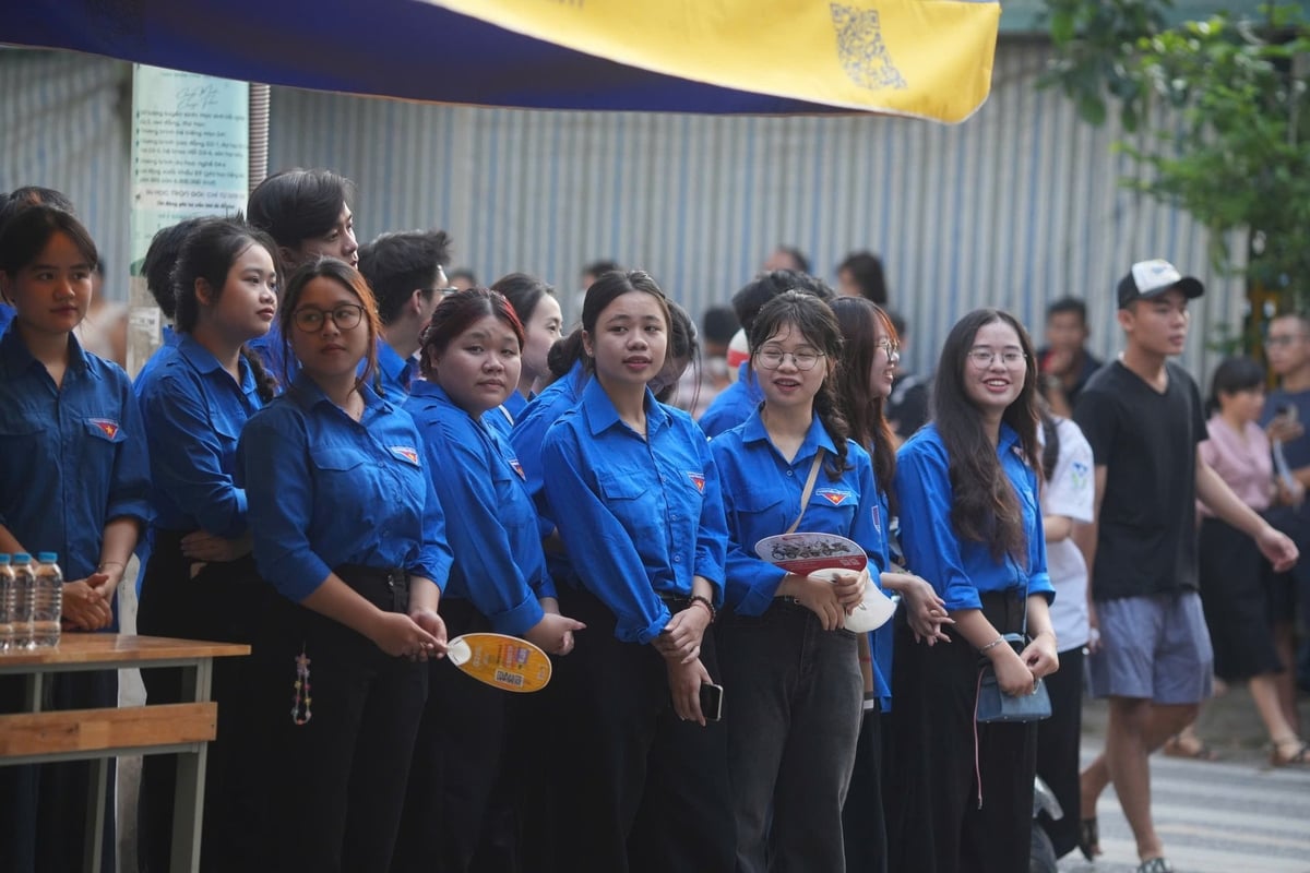 Lực lượng sinh viên tình nguyện luôn sẵn sàng hỗ trợ thí sinh và phụ huynh tại các điểm thi trong kỳ thi tốt nghiệp THPT 2025. Ảnh: Lan Chi. Lực lượng sinh viên tình nguyện luôn sẵn sàng hỗ trợ thí sinh và phụ huynh tại các điểm thi trong kỳ thi tốt nghiệp THPT 2025. Ảnh: Lan Chi.