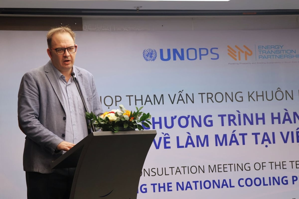 Ông John Robert Cotton, Phó Giám đốc Chương trình ETP phát biểu tại cuộc họp. Ảnh: Trung Nguyên.