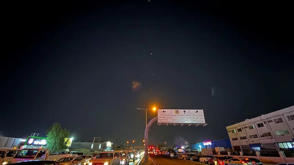 Tên lửa bay trên bầu trời Qatar sau khi lực lượng vũ trang Iran cho biết, họ đã tấn công căn cứ không quân Al-Udeid hôm 23/6. Ảnh: TPX. Tên lửa bay trên bầu trời Qatar sau khi lực lượng vũ trang Iran cho biết, họ đã tấn công căn cứ không quân Al-Udeid hôm 23/6. Ảnh: TPX.
