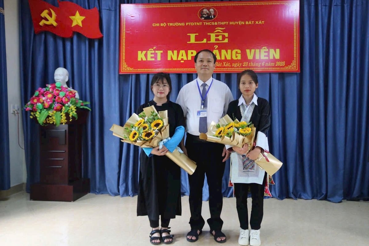Thầy Lê Huy Phú và 2 em học sinh của trường được kết nạp vào Đảng. Ảnh: H.P. Thầy Lê Huy Phú và 2 em học sinh của trường được kết nạp vào Đảng. Ảnh: H.P.
