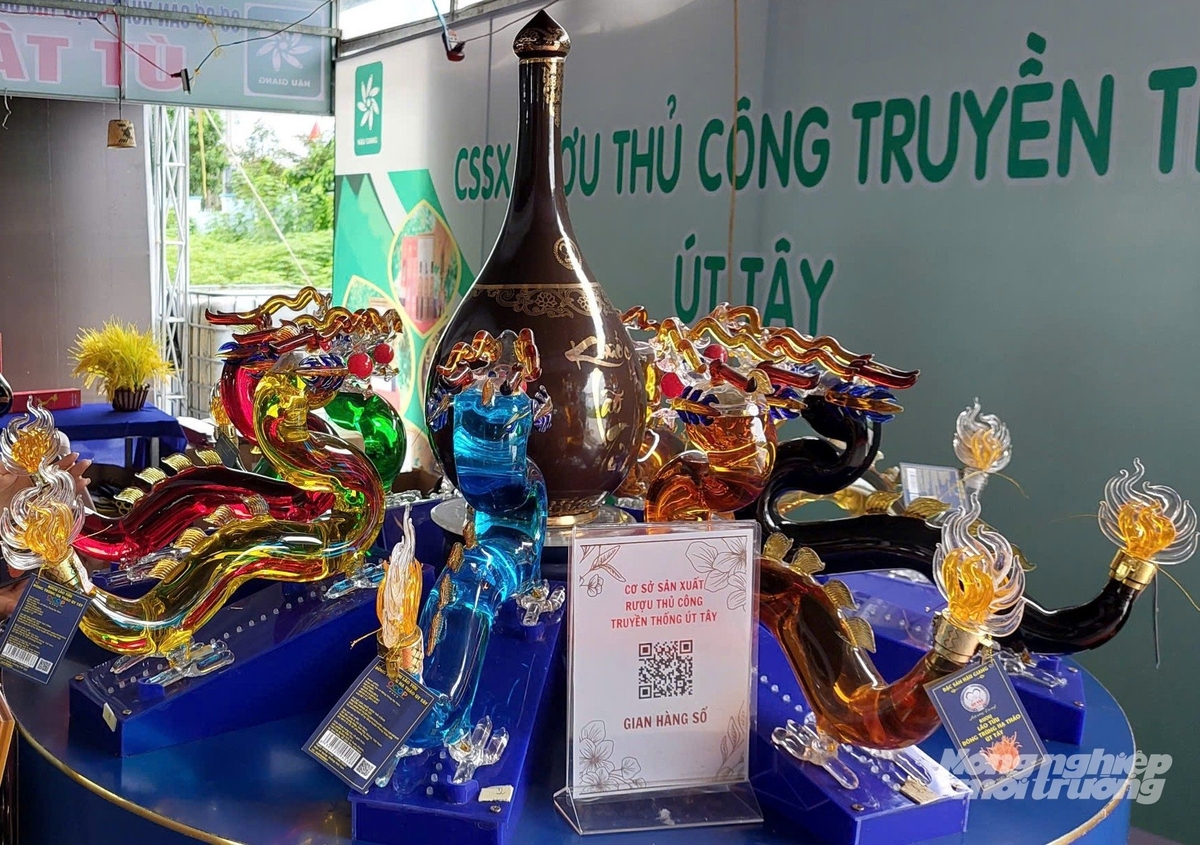Đặc biệt đầu năm nay, Hậu Giang được công nhận 3 sản phẩm OCOP 5 sao đầu tiên là rượu Snor’s Wine, rượu Lão Tửu đông trùng hạ thảo của cơ sở sản xuất rượu truyền thống Út Tây và sản phẩm cá thát lát rút xương tẩm gia vị của HTX Kỳ Như. Ảnh: KT.